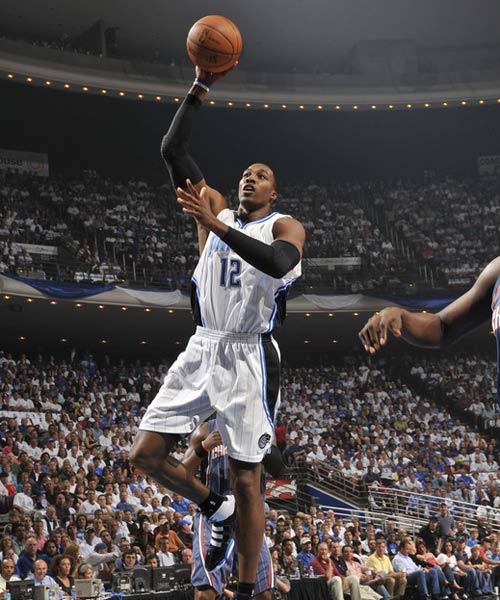 半场战报：都灵1-1科莫，弗拉希奇点射，阿达伊建功（半场比分：都灵1-1科莫，弗拉希奇点球命中，阿达伊破门）