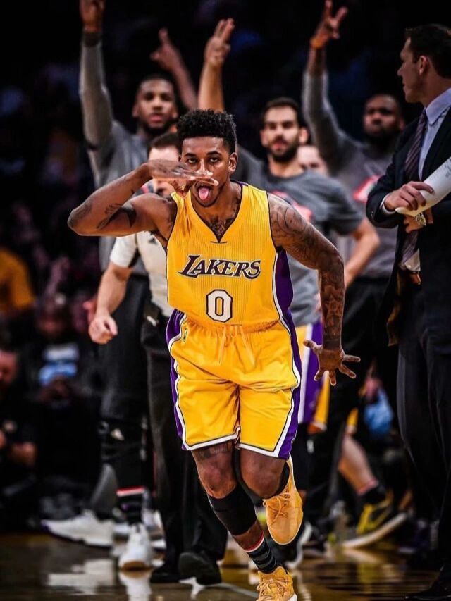 男篮启程回国！球员情绪低沉，北京3将洽谈，明日开启俱乐部杯！（男篮踏上归程，队员情绪低落，北京三将洽谈在即，俱乐部杯明日打响）